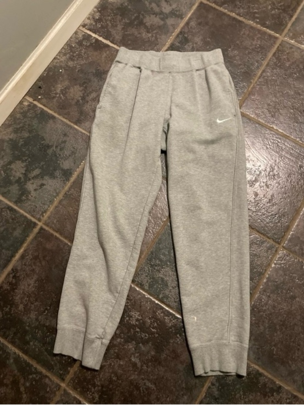 Nike Men’s Club Gray Fleece Jogger Pants Size M